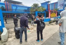 DIDUGA TARGET 6 MAHASISWA DEMO KSOP, AGAR DAPAT ATENSI DIBERI THR..? AKSI - Enam mahasiswa Universitas Mulawarman yang tergabung Imperium Kaltim mendatangi kantor KSOP Samarinda, tiga hari menjalang lebaran, Selasa (17/3/2026)