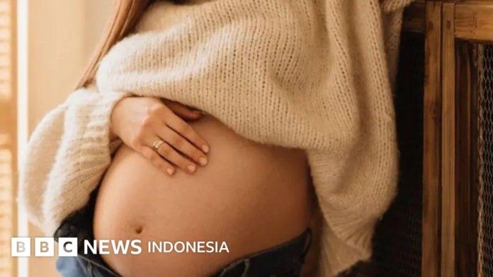 Ilustrasi proses pembuahan sel telur dalam fenomena superfekundasi heteropaternal yang sangat langka di dunia medis.