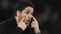 Mikel Arteta memberikan instruksi kepada pemain Arsenal dalam laga krusial Liga Inggris di Emirates Stadium.