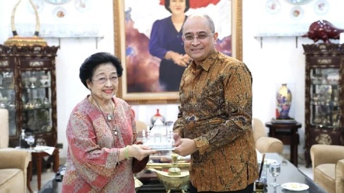 Ketua Umum PDI Perjuangan Megawati Soekarnoputri saat menerima kunjungan Duta Besar India untuk Indonesia dalam rangka membahas penguatan hubungan bilateral dan sejarah kedekatan Soekarno-Nehru.