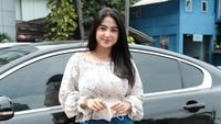 Dewi Perssik saat mendatangi Polda Metro Jaya untuk memberikan keterangan tambahan terkait laporan pencatutan identitas di media sosial.