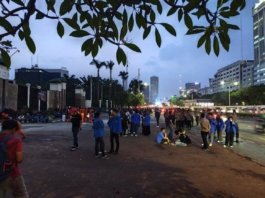 Pasukan Oranye Sigap Bersihkan Sisa Sampah Pasca Demonstrasi Besar di Gedung DPR RI