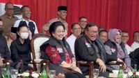 Megawati Soekarnoputri saat tertawa lebar menyaksikan aksi kreatif peserta lomba impersonate di Festival Bung Karno yang digelar di Jakarta.