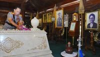 Kapolri Jenderal Listyo Sigit Prabowo saat memberikan penghormatan di makam salah satu Presiden RI dalam rangkaian menyambut Hari Bhayangkara ke-80.