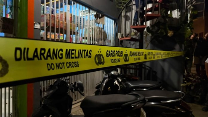 Tim Inafis Polresta Samarinda saat melakukan olah TKP di sebuah indekos kawasan Samarinda Ulu terkait penemuan jenazah mahasiswa.
